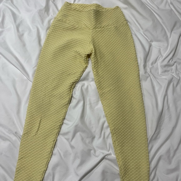 Booty By Brabants “Croco Skin” Leggings | Pale Yellow - Picture 3 of 4